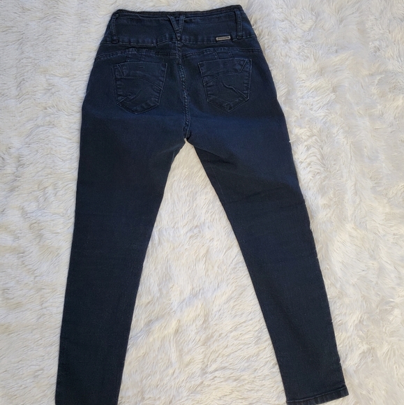 HIGH WAIST DARK WASH BOOTY POPPING DENIM CAPRIS - Picture 8 of 13